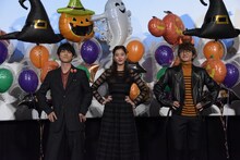 トリコダンスをする吉沢亮（左）、新木優子（中央）、Nissy（右）。