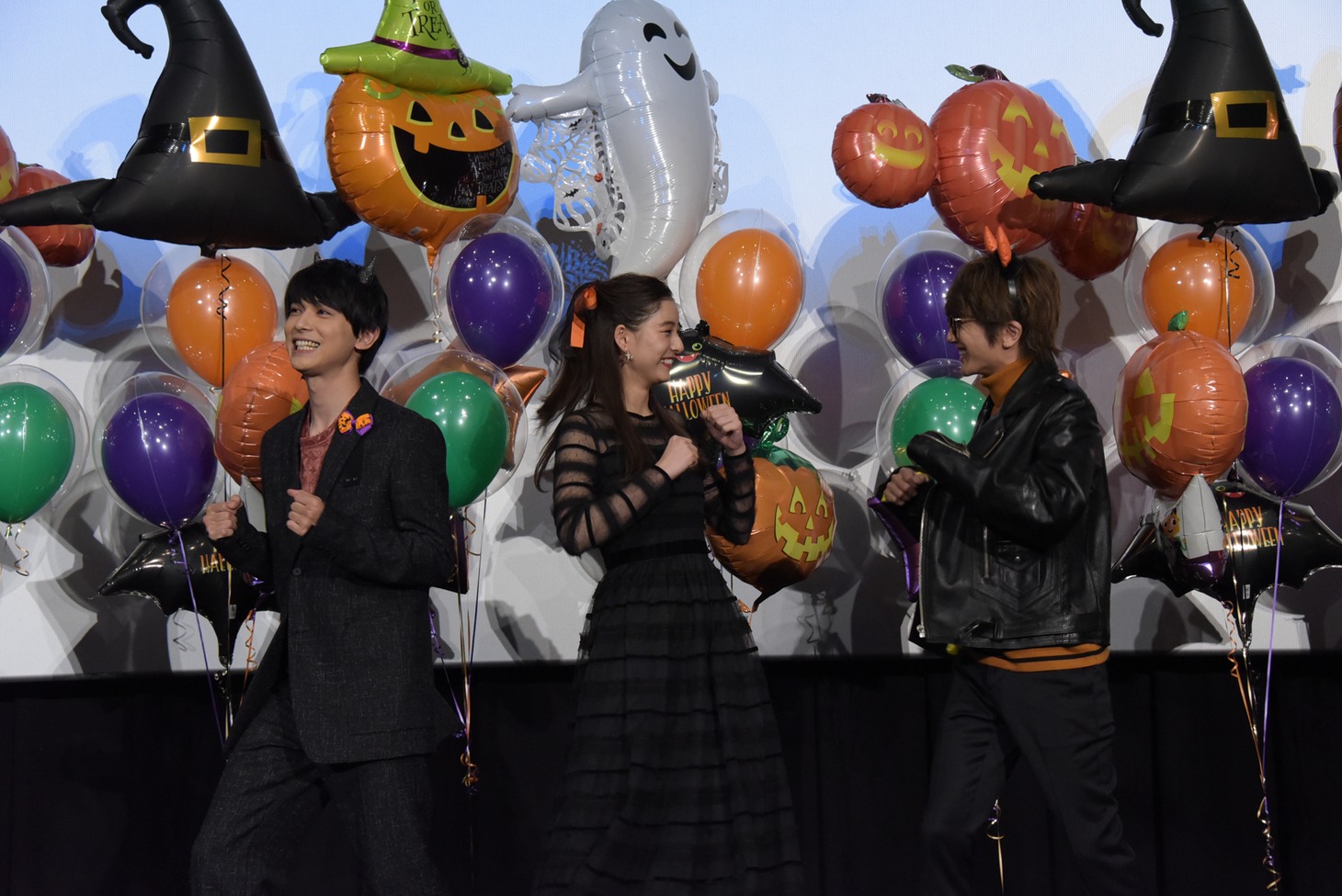 トリコダンスをする吉沢亮（左）、新木優子（中央）、Nissy（右）。