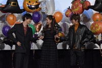 トリコダンスをする吉沢亮（左）、新木優子（中央）、Nissy（右）。