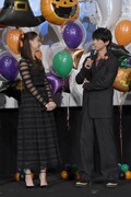 左から新木優子、吉沢亮。