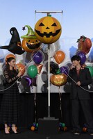 くす玉を引こうとする新木優子（左）と吉沢亮（右）。