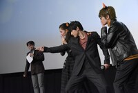 中継カメラに投げキッスをする登壇者たち。