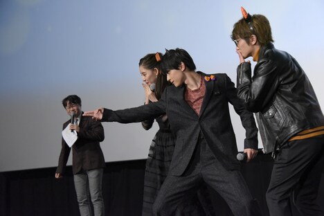 中継カメラに投げキッスをする登壇者たち。