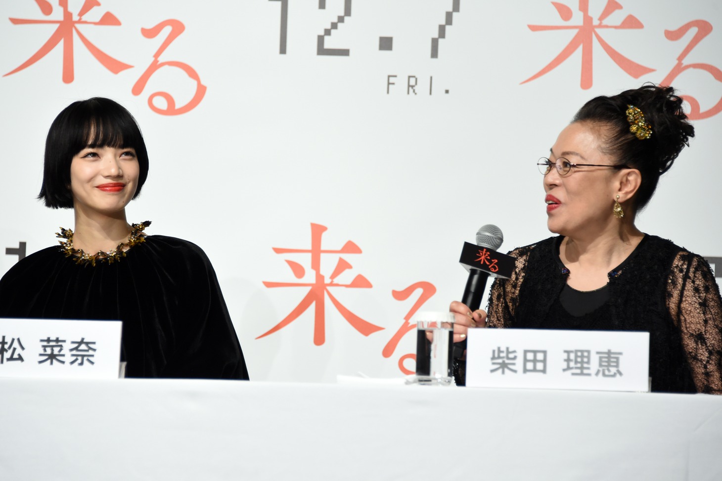左から小松菜奈、柴田理恵。