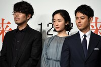 左から川村元気、黒木華、妻夫木聡。