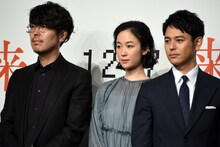 左から川村元気、黒木華、妻夫木聡。