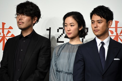 左から川村元気、黒木華、妻夫木聡。