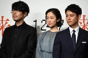 左から川村元気、黒木華、妻夫木聡。