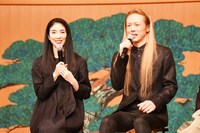 左から酒井はな、森山開次。