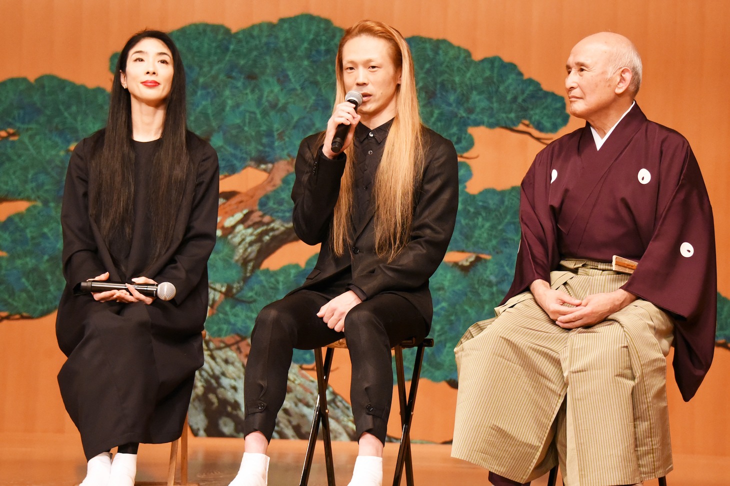 左から酒井はな、森山開次、津村禮次郎。