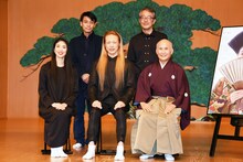 伝統と創造シリーズ vol.10「HANAGO-花子-」記者発表会より。前列左から酒井はな、森山開次、津村禮次郎。後列左から新居幸治、笠松泰洋。