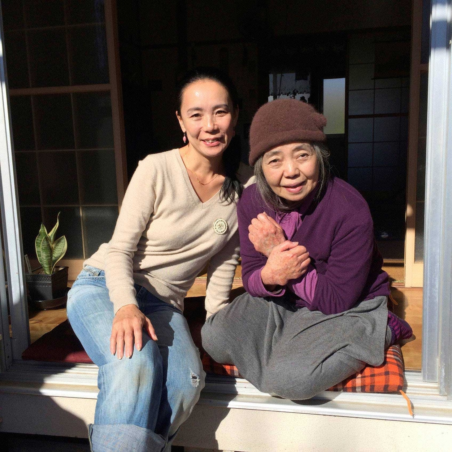 「直撃！シンソウ坂上」より、左から河瀬直美、樹木希林。