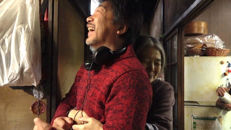 「直撃！シンソウ坂上」より、左から是枝裕和、樹木希林。