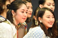手前左から唐田えりか、松井玲奈。