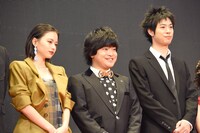 左から山本舞香、加藤諒、渡辺大知。