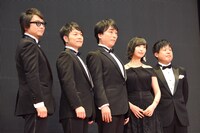 左から東地宏樹、野島健児、関智一、佐倉綾音、塩谷直義。