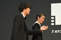 広瀬アリス（奥）をエスコートする福士蒼汰（手前）。