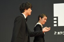 広瀬アリス（奥）をエスコートする福士蒼汰（手前）。