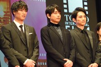 左から鈴木伸之、青柳翔、町田啓太。