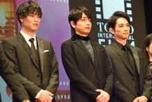 左から鈴木伸之、青柳翔、町田啓太。