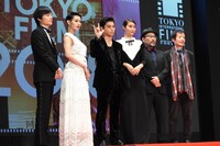 「銃」のキャストとスタッフ。