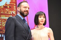 左からレイフ・ファインズ、松岡茉優。