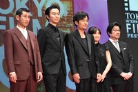 左から渋川清彦、長谷川博己、稲垣吾郎、池脇千鶴、阪本順治。