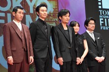 左から渋川清彦、長谷川博己、稲垣吾郎、池脇千鶴、阪本順治。