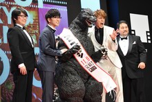 左から静野孔文、櫻井孝宏、ゴジラ、宮野真守、瀬下寛之。