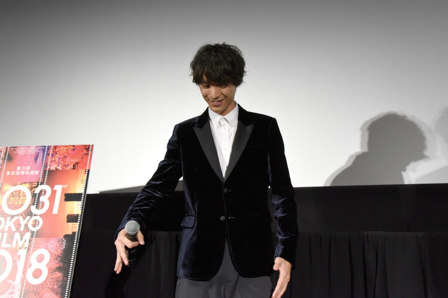 “レッドカーペットをぎこちなく歩く三木康一郎”を想像し、その動きを披露する福士蒼汰。