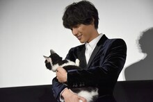 ナナを抱く福士蒼汰。