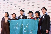 「オーファンズ・ブルース」のキャストとスタッフ。