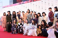 「21世紀の女の子」のキャストとスタッフ。