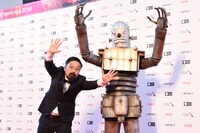 左から山下敦弘、ロボオ。