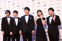 左から東地宏樹、野島健児、関智一、佐倉綾音、塩谷直義。