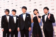 左から東地宏樹、野島健児、関智一、佐倉綾音、塩谷直義。