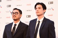 「ブラザー・オブ・ザ・イヤー」の監督ウィッタヤー・トーンユーヨン（左）と、キャストのサニー・スワンメーターノン（右）。