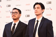 「ブラザー・オブ・ザ・イヤー」の監督ウィッタヤー・トーンユーヨン(左)と、キャストのサニー・スワンメーターノン(右)。