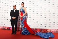 「三人の夫」の監督フルーツ・チャン（左）と、キャストのクロエ・マーヤン。