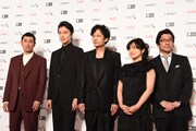 「半世界」のキャストとスタッフ。