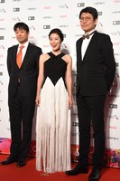 寺島しのぶ（中央）