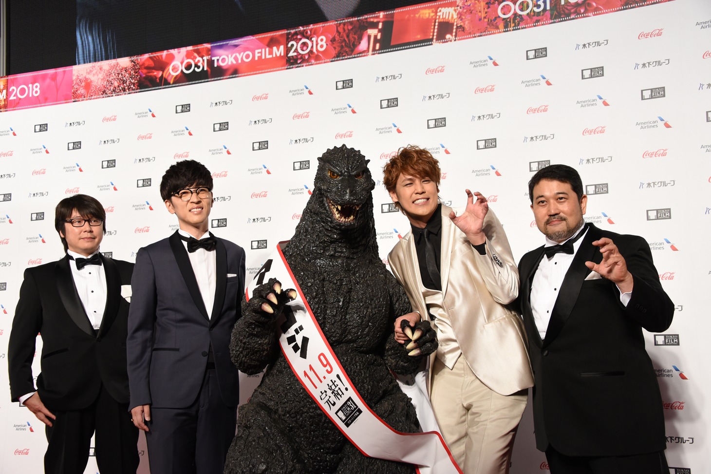 左から静野孔文、櫻井孝宏、ゴジラ、宮野真守、瀬下寛之。