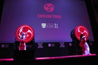 第31回東京国際映画祭オープニングセレモニーにて、DRUM TAOのパフォーマンスの様子。
