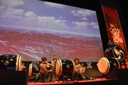 第31回東京国際映画祭オープニングセレモニーにて、DRUM TAOのパフォーマンスの様子。