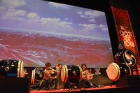 第31回東京国際映画祭オープニングセレモニーにて、DRUM TAOのパフォーマンスの様子。