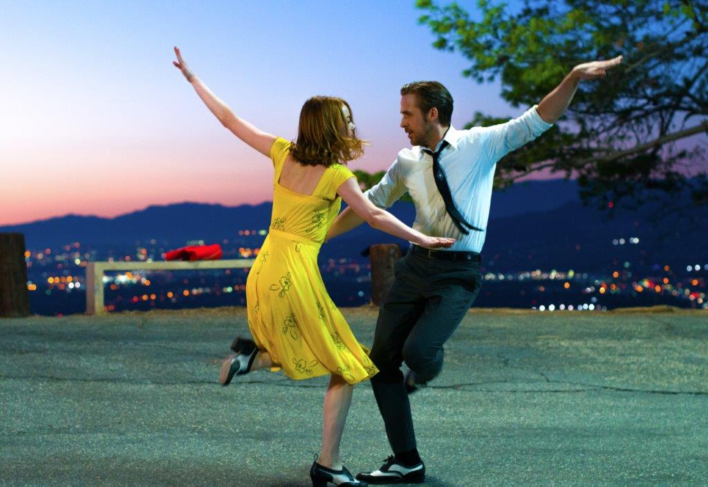 「ラ・ラ・ランド」 (c) 2017 Summit Entertainment, LLC. All Rights Reserved. Photo credit: EW0001: Sebastian (Ryan Gosling) and Mia (Emma Stone) in LA LA LAND. Photo courtesy of Lionsgate.