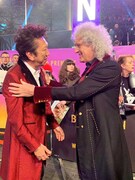 左から布袋寅泰、ブライアン・メイ。