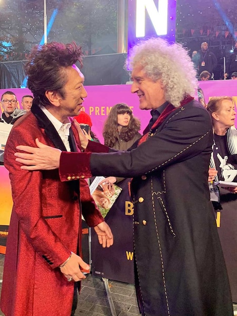 左から布袋寅泰、ブライアン・メイ。