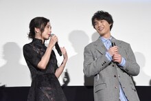 左から竹内結子、福士蒼汰。