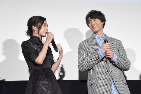 左から竹内結子、福士蒼汰。